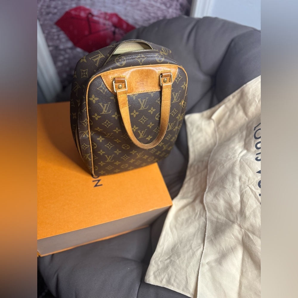 Louis Vuitton monogram excursion handbag. Has authenticity papers. - Picture 15 of 16